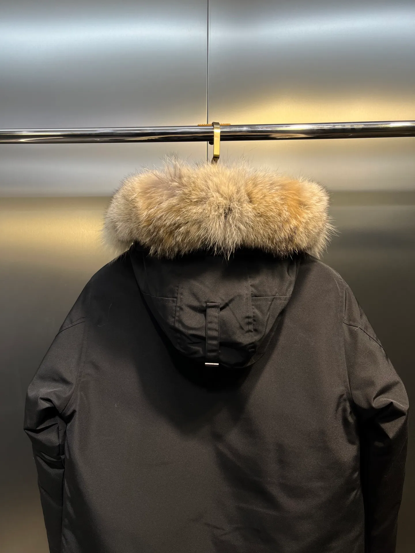 P840 𝘾𝘼𝙉𝘼𝘿𝘼 𝙂𝙊𝙊𝙎𝙀Big Goose 13# The design of Big Goose 13 is simple and elegant, a little longer than the 08 model, more suitable for men and suitable for business people. This down jacket is popular for its simple design, which is not only practical but also has a certain sense of fashion. In terms of applicability, the Daye 13 model provides good thermal insulation performance. Its thermal insulation coefficient is level 5, which can provide enough warmth and is suitable for wearing in cold environments. In addition, the Daye 13 model also has a high cost performance. Compared with other models, it provides a better balance between price and performance, making it more competitive in the market.  size：xs-xxl